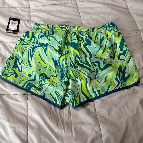 Under Armour NWT women’s loose fit athletic short green size medium Avy - Picture 1 of 11
